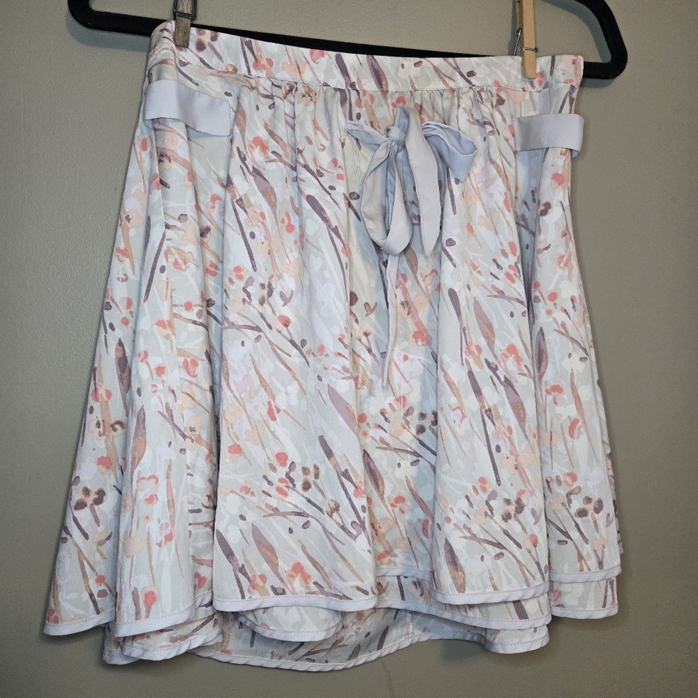 Lauren Conrad Abstract Floral Skirt Size 8 Tiered Hemline Zip Close Flare Satin